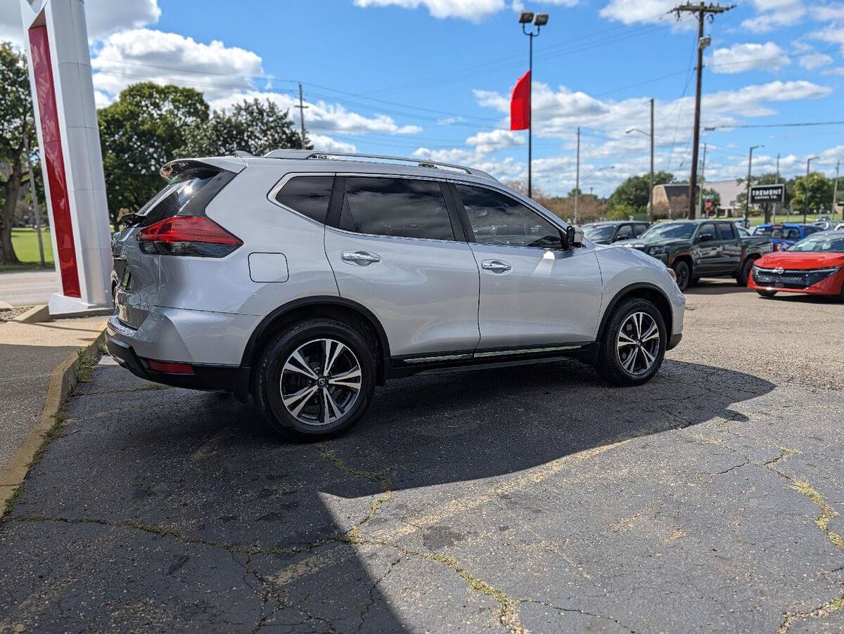 Used 2017 Nissan Rogue SL w/ SL Premium Package AWD/4WD image 11