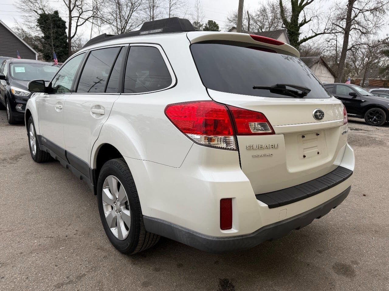 Used 2010 Subaru Outback 2.5i Premium AWD/4WD image 6