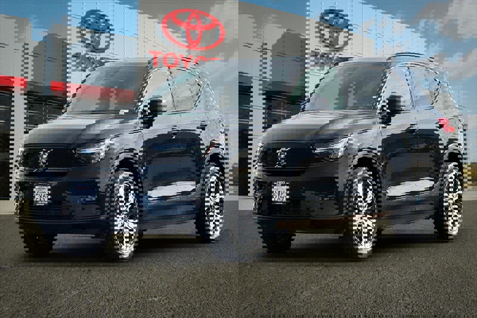 Used 2023 Volvo XC40 Recharge Plus image 7