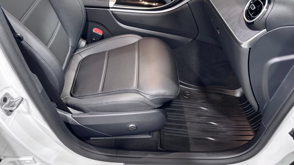 Certified 2025 Mercedes-Benz GLC 300 4MATIC image 18