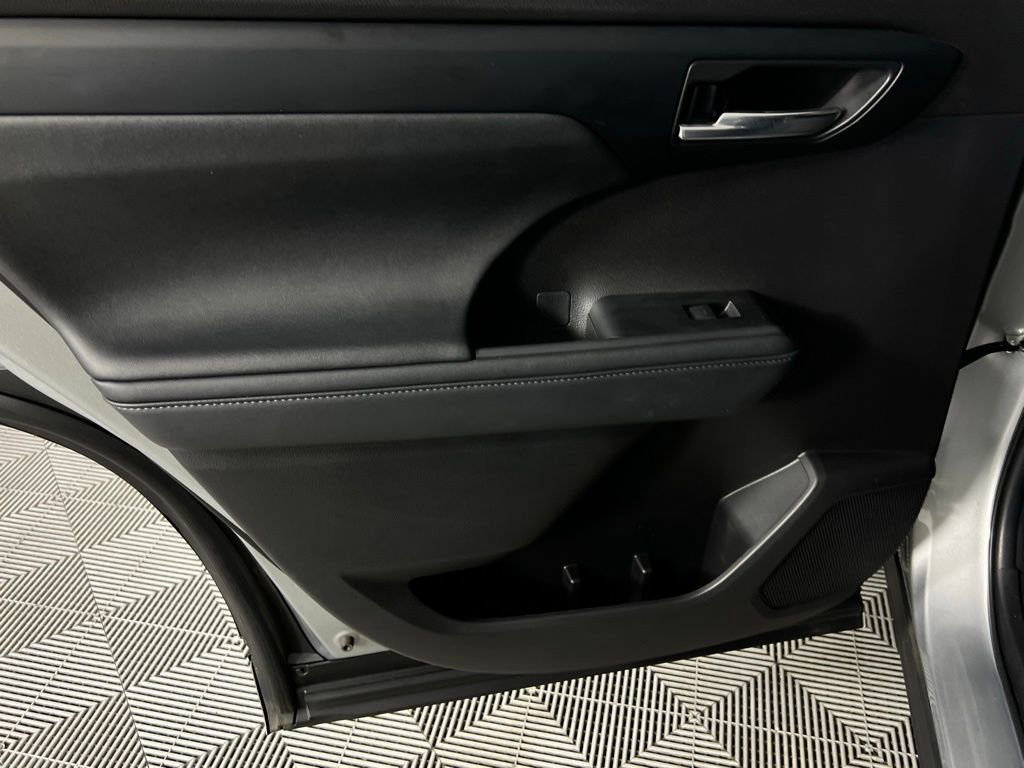 Used 2024 Toyota Highlander XLE image 28