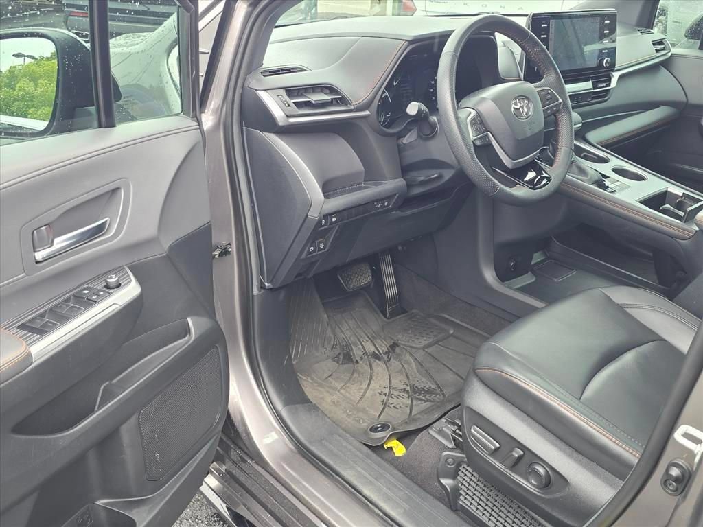 Used 2022 Toyota Sienna XSE FWD image 9