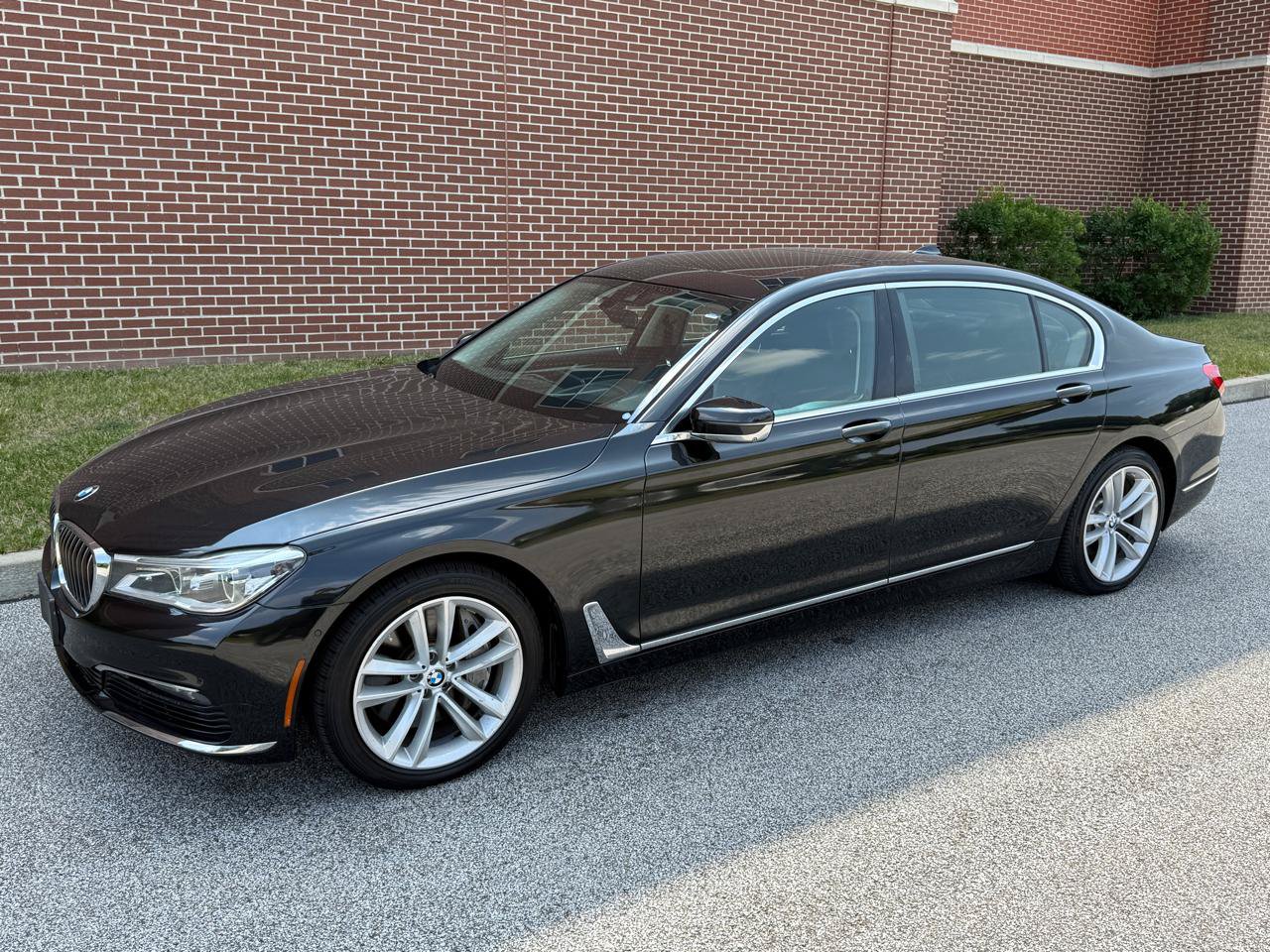 Used 2017 BMW 750i xDrive AWD/4WD image 2