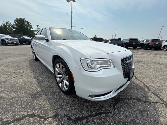 Used 2019 Chrysler 300 Touring w/ Chrome Appearance Package RWD image 8