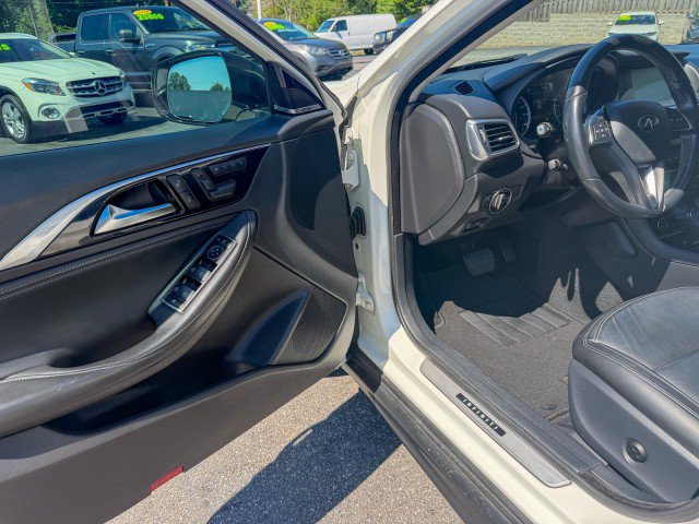 Used 2018 INFINITI QX30 Premium w/ Navigation Package AWD/4WD image 13