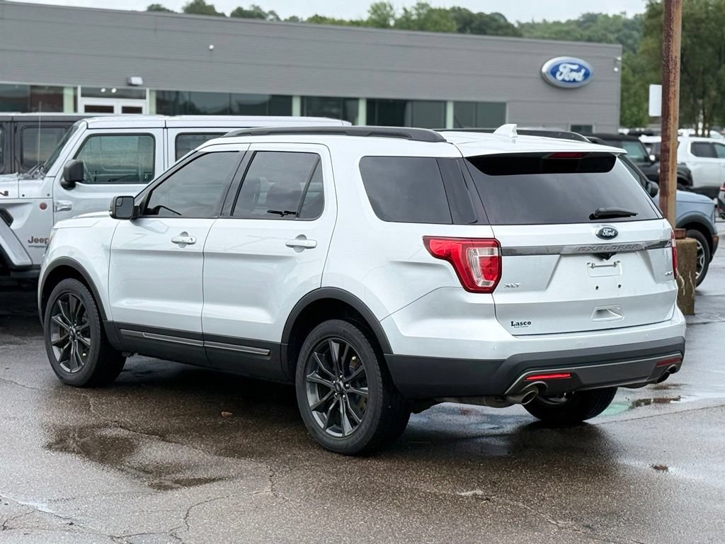 Used 2017 Ford Explorer XLT w/ Equipment Group 202A AWD/4WD image 34