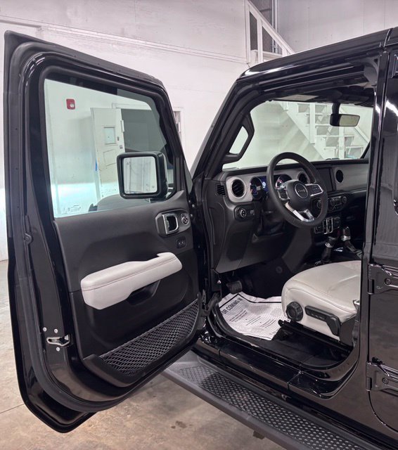 Used 2023 Jeep Gladiator Overland AWD/4WD image 21