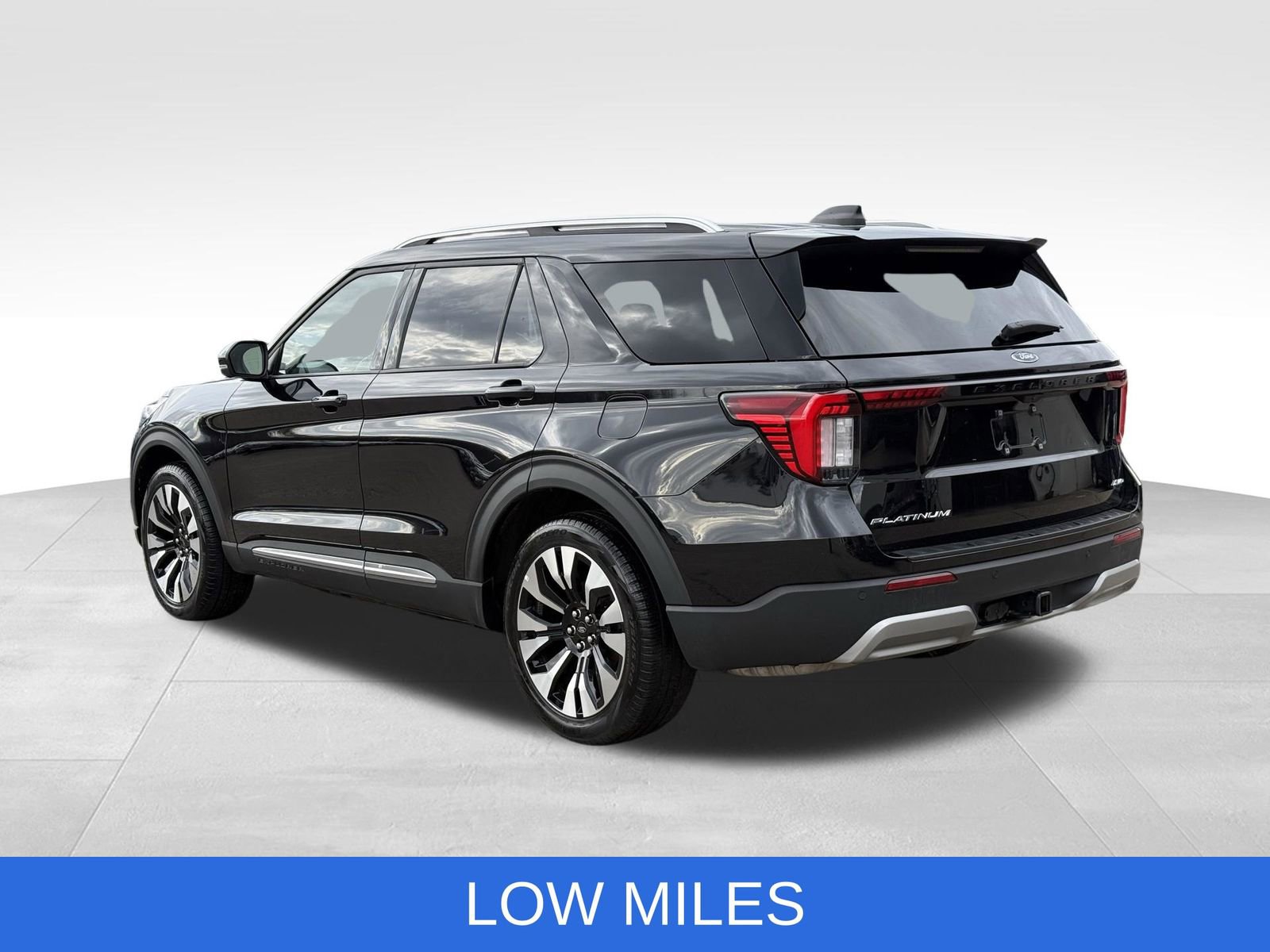 Used 2025 Ford Explorer Platinum w/ LUX Leather Package image 12