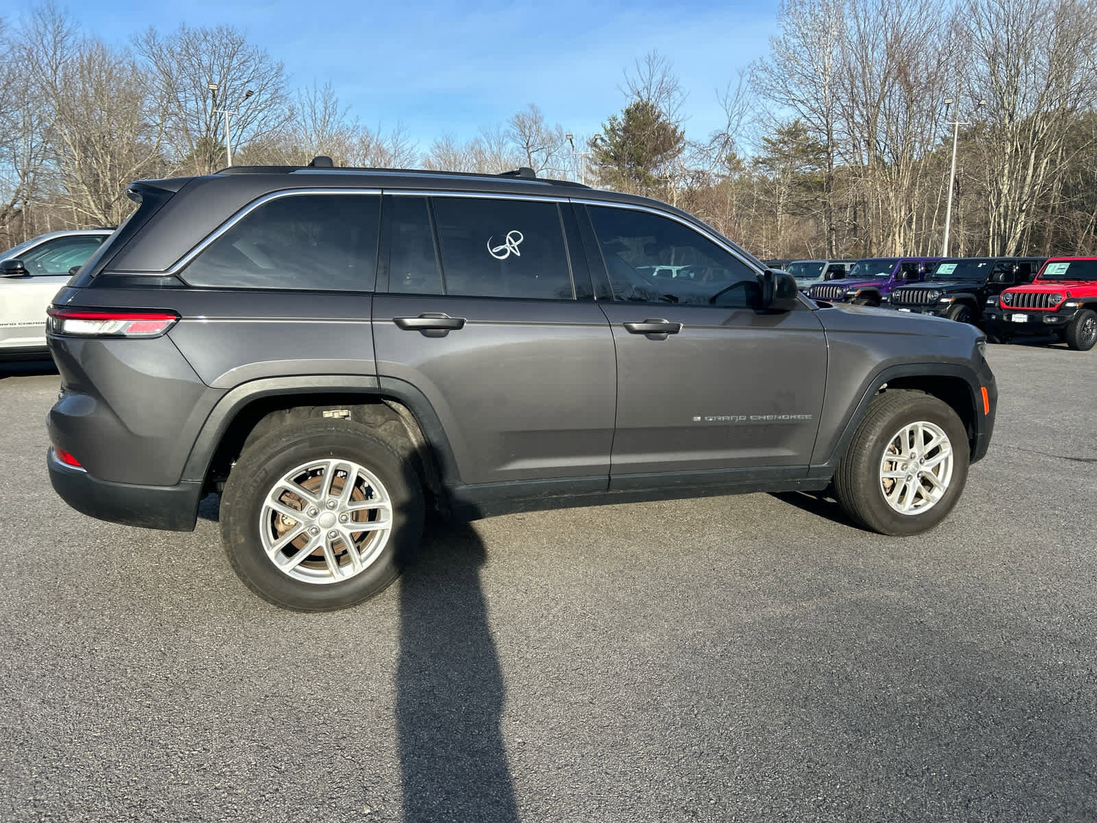 Used 2023 Jeep Grand Cherokee Laredo X image 3