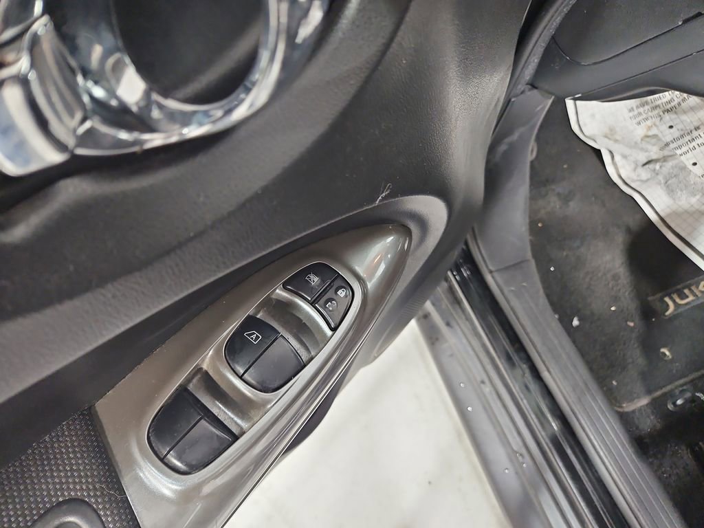 Used 2014 Nissan Juke S image 12