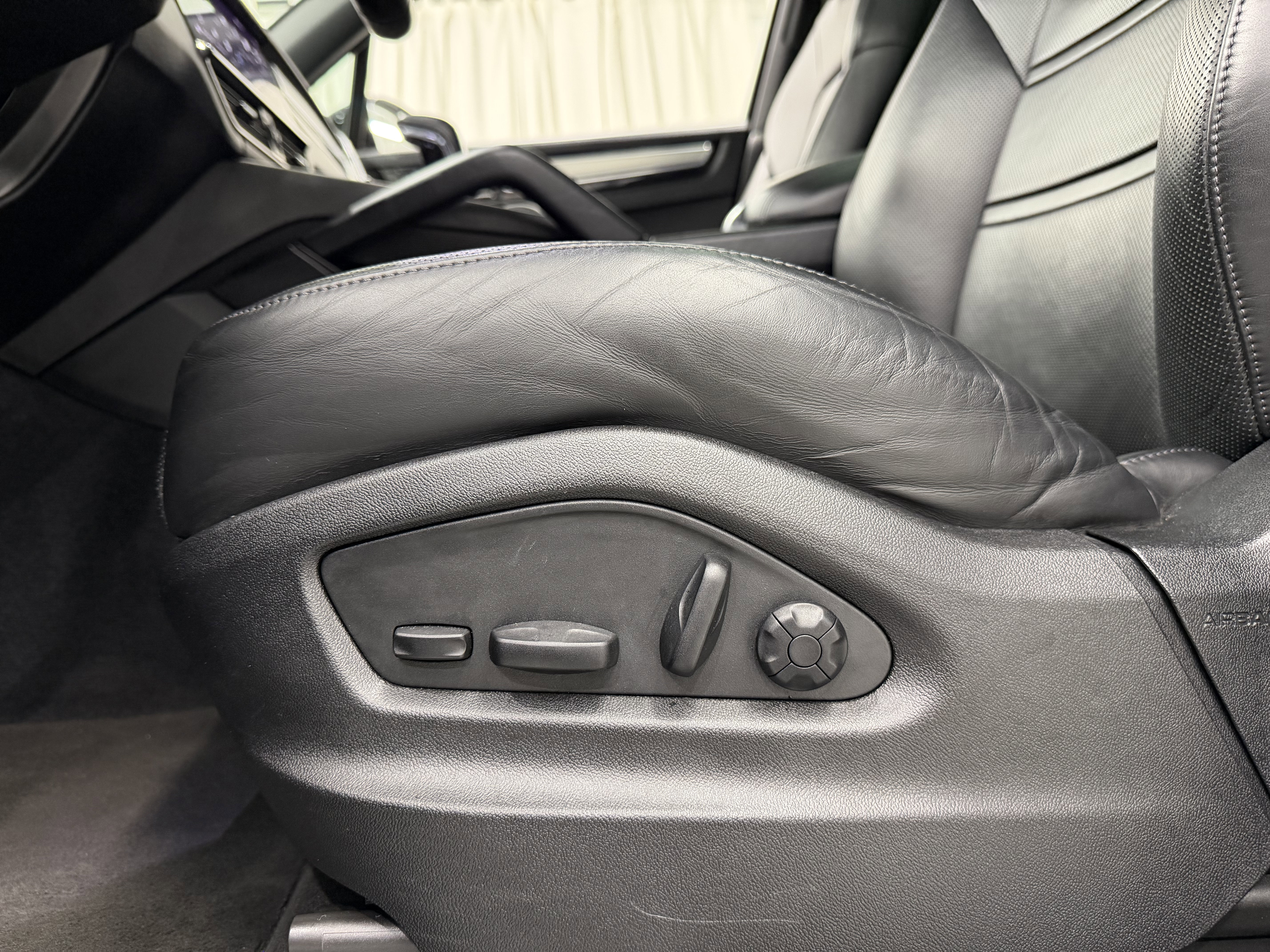 Certified 2022 Porsche Cayenne Platinum Edition image 33
