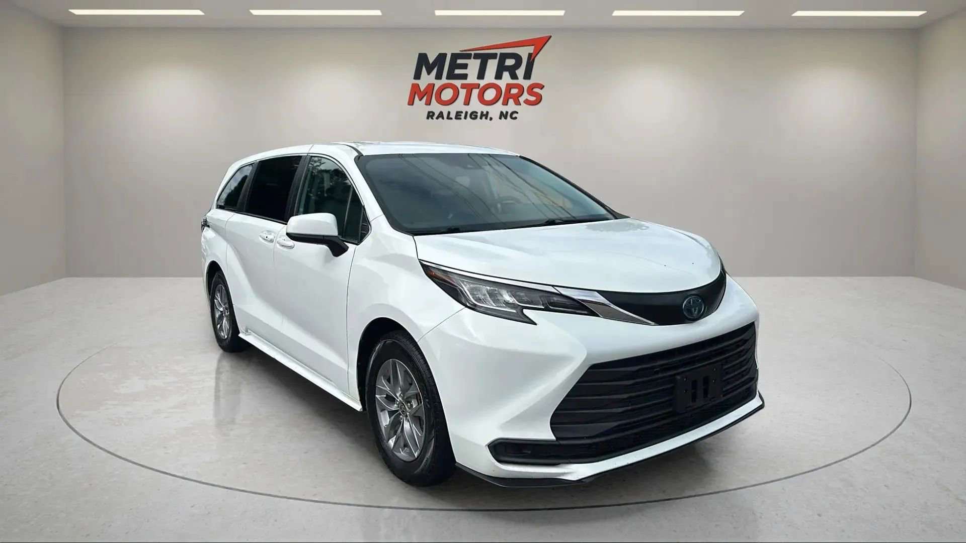 Used 2022 Toyota Sienna LE image 3