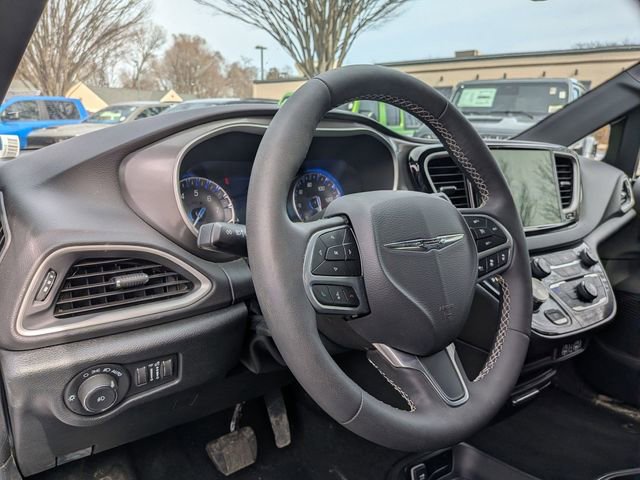 Certified 2025 Chrysler Pacifica Select image 10