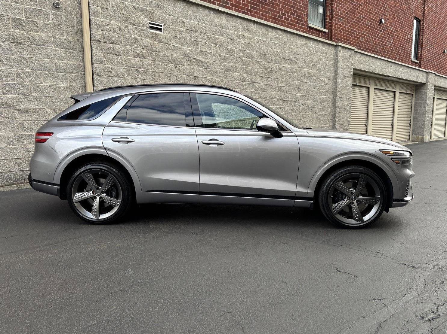 Used 2023 Genesis GV70 2.5T w/ Sport Prestige Package image 2