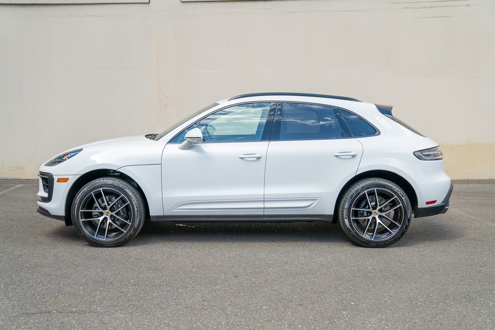 Certified 2025 Porsche Macan image 2