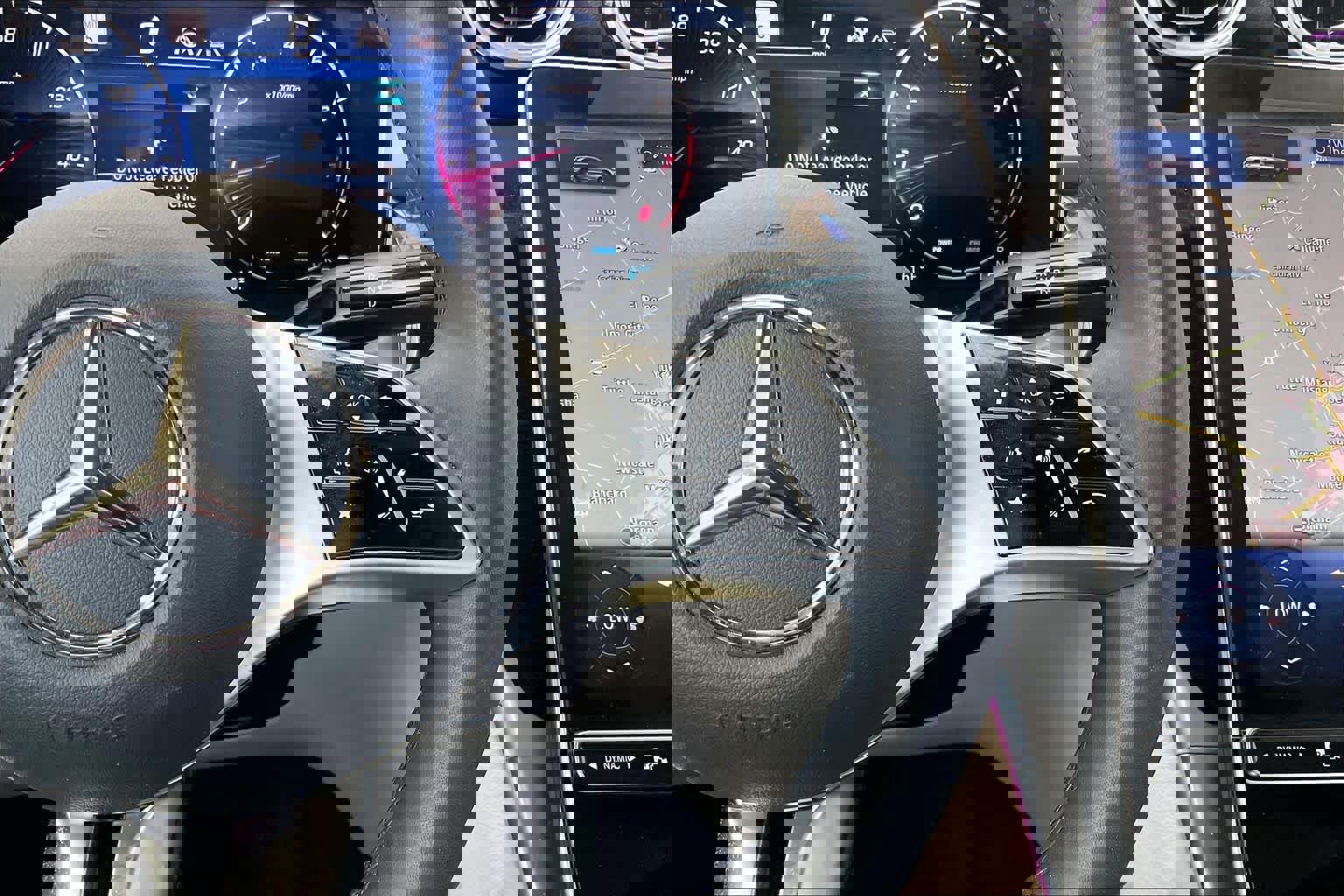 Used 2025 Mercedes-Benz GLC 300 4MATIC image 25