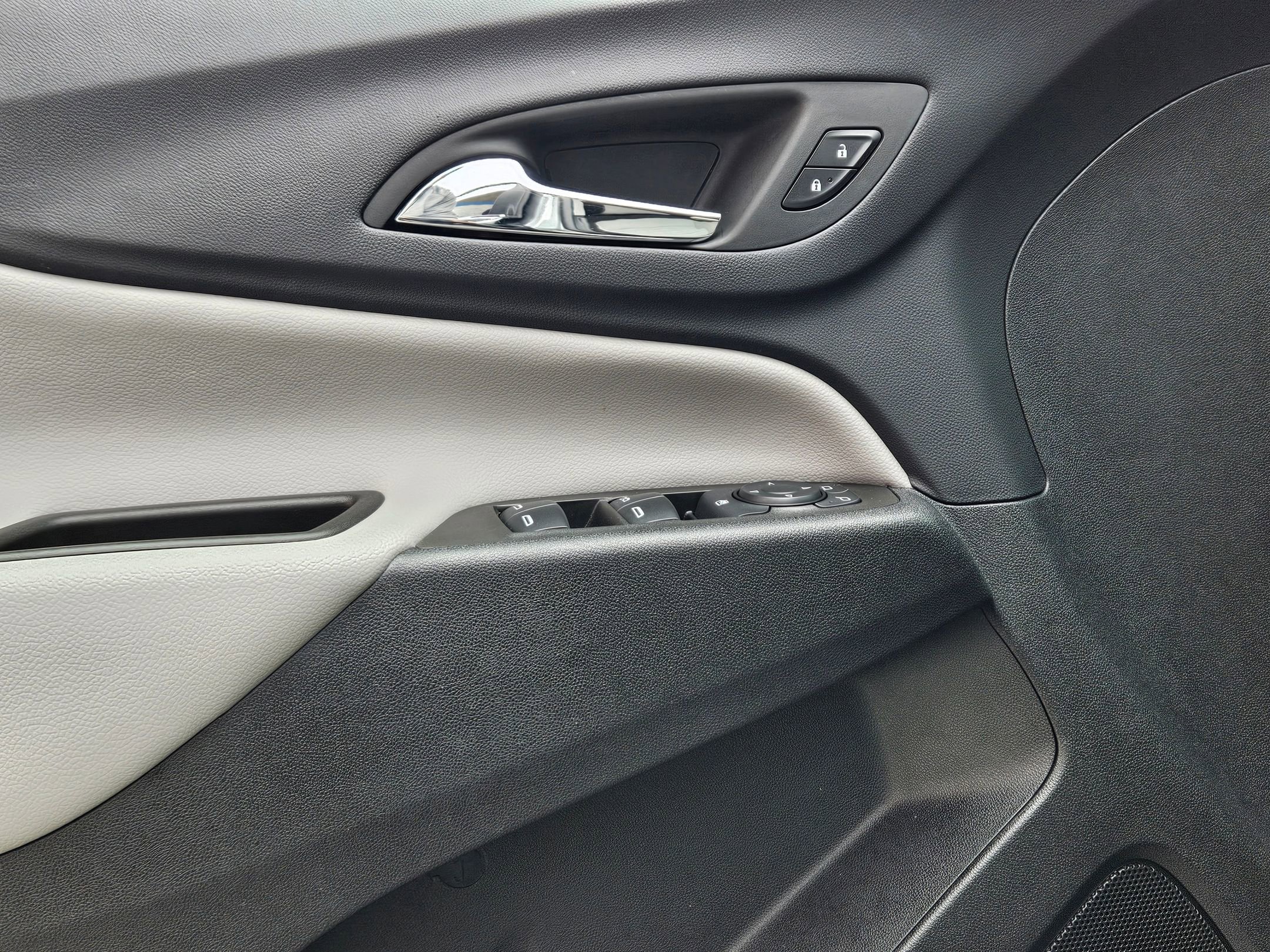 Used 2023 Chevrolet Equinox LT w/ Driver Convenience Package image 18