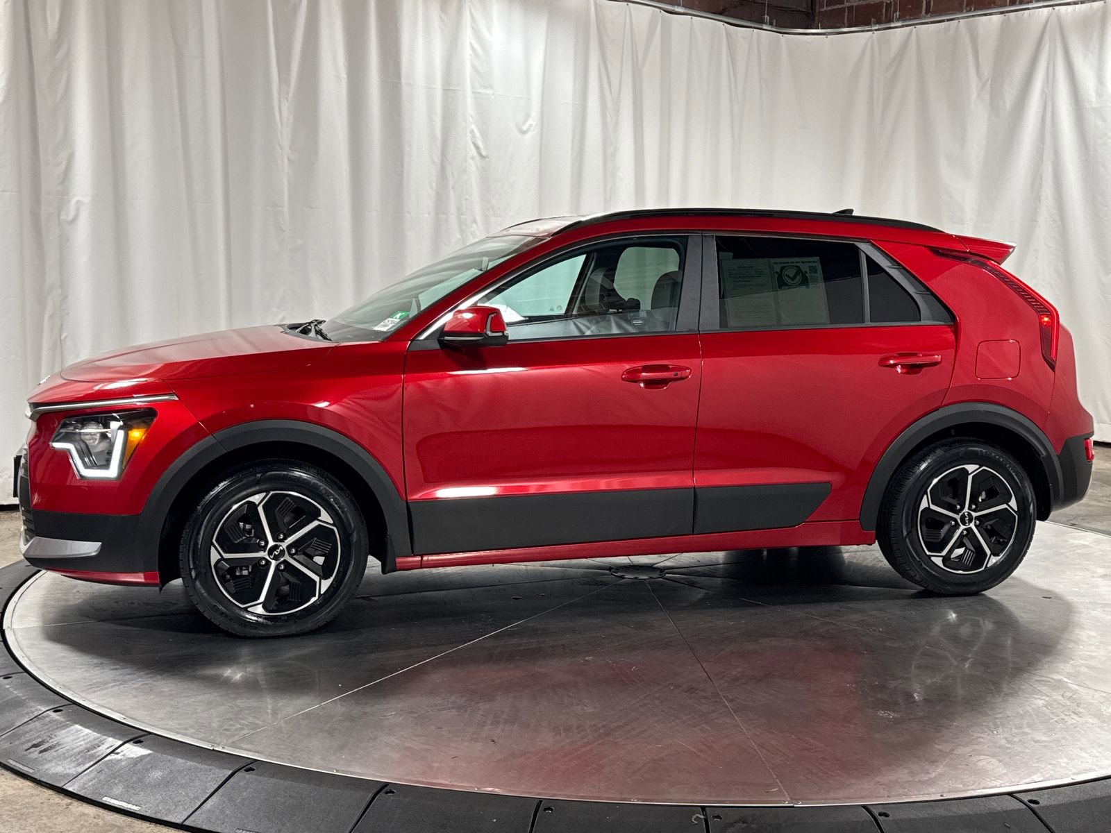 Certified 2023 Kia Niro EX image 9