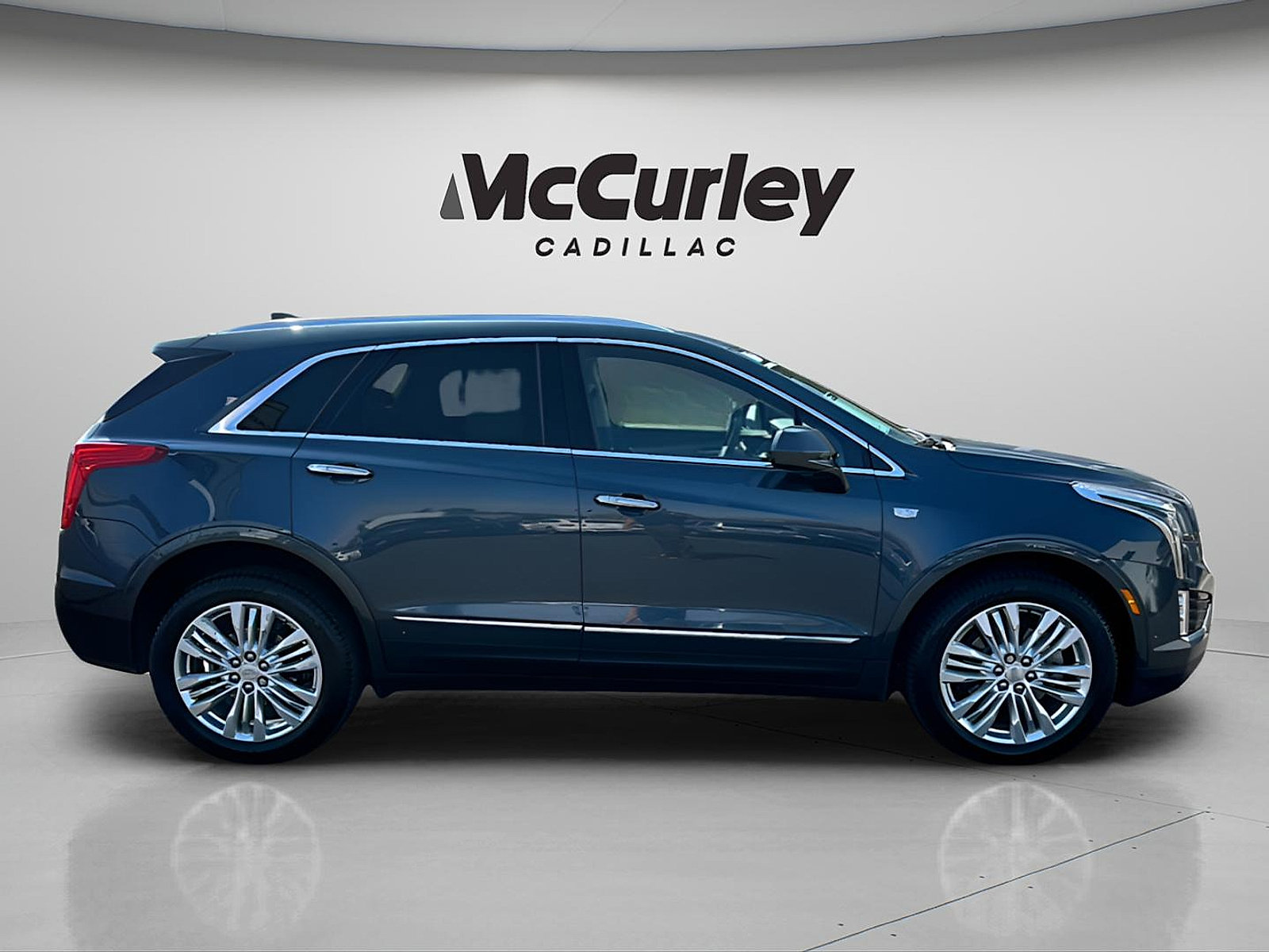 Used 2019 Cadillac XT5 Premium Luxury w/ Driver Assist Package AWD/4WD image 4