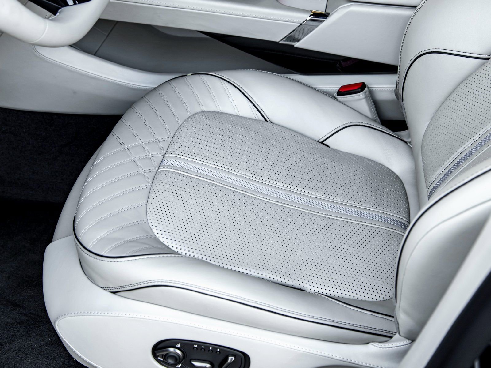 Used 2025 Aston Martin DBX 707 image 14