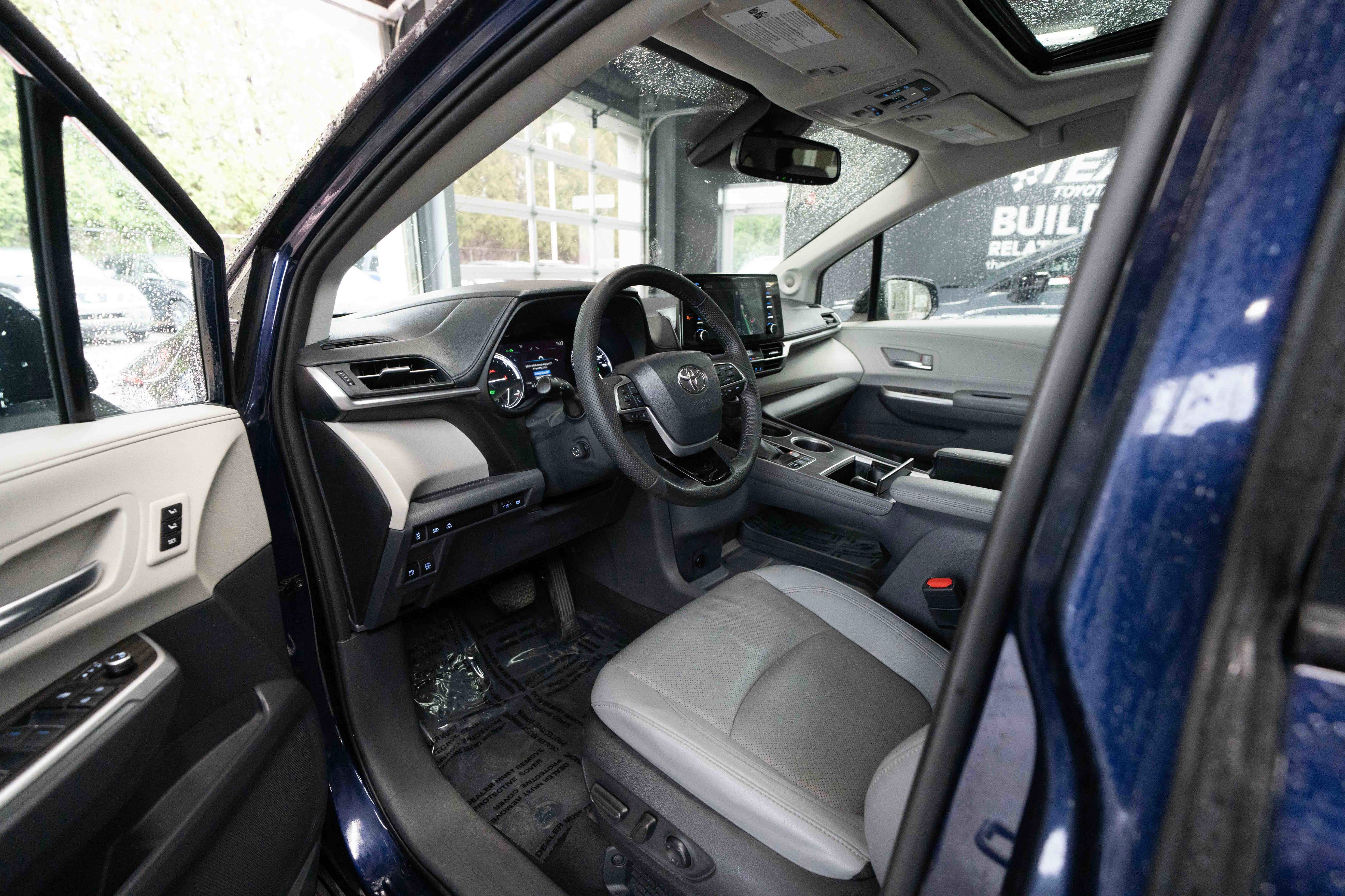 Used 2023 Toyota Sienna Limited image 8