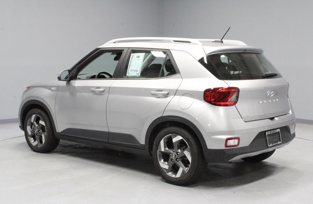 Used 2023 Hyundai Venue SEL FWD image 8