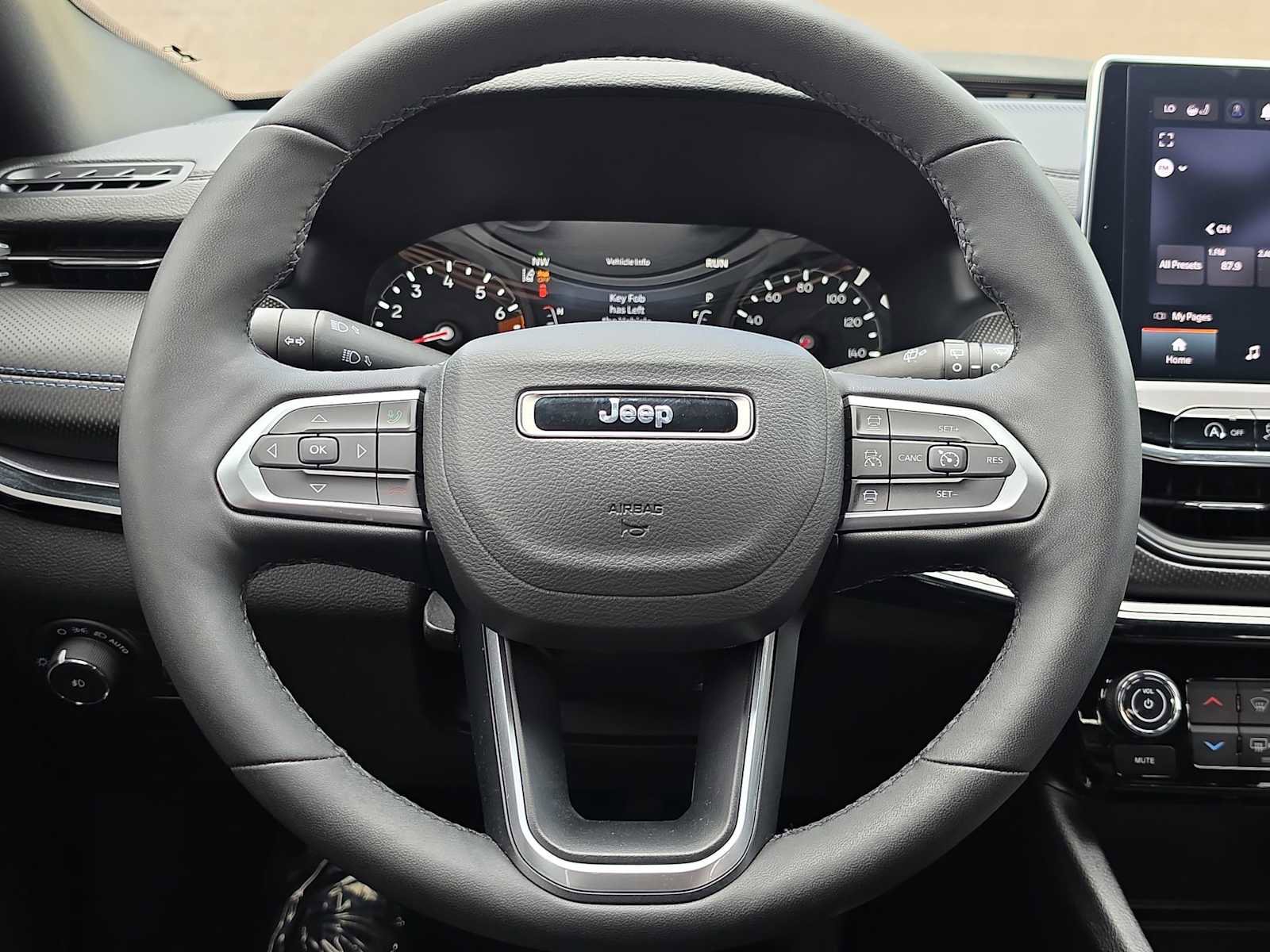 Used 2025 Jeep Compass Latitude w/ Convenience Group AWD/4WD image 19