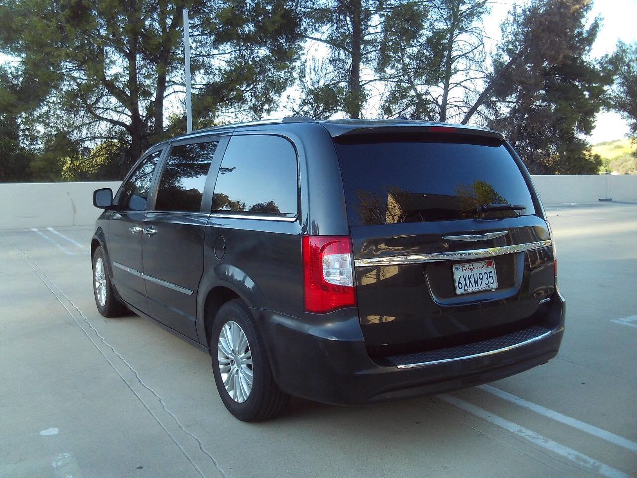 Used 2012 Chrysler Town & Country Limited w/ Luxury Group image 9