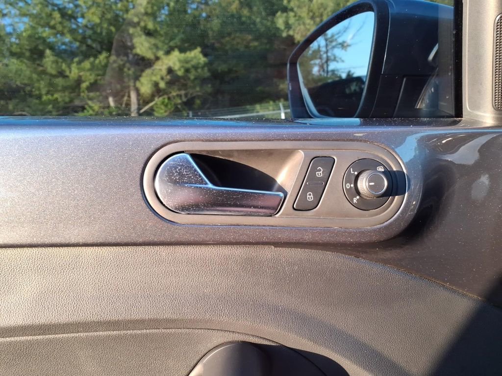 Used 2017 Volkswagen Beetle 1.8T S FWD image 24