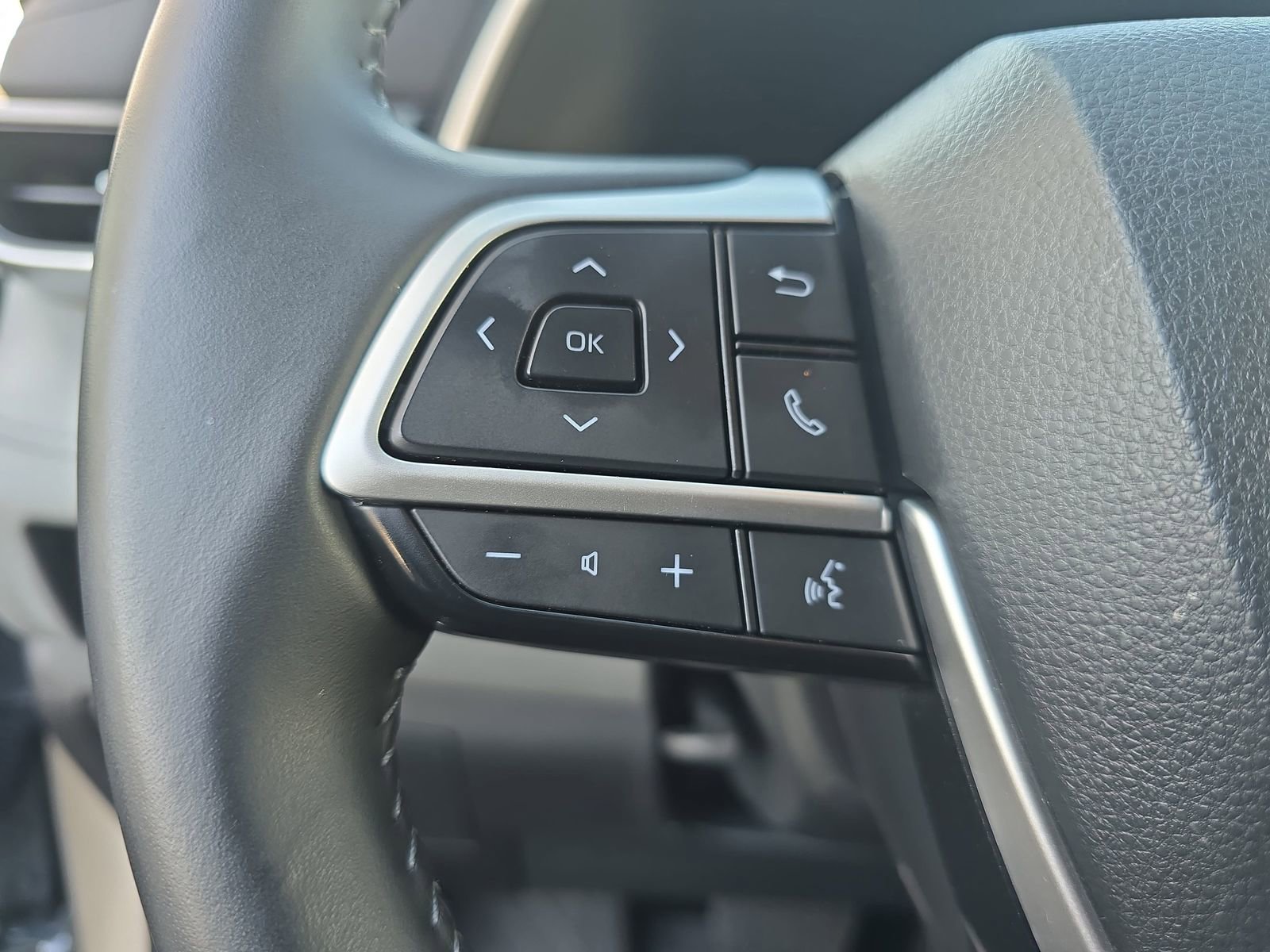 Used 2023 Toyota Highlander XLE image 25