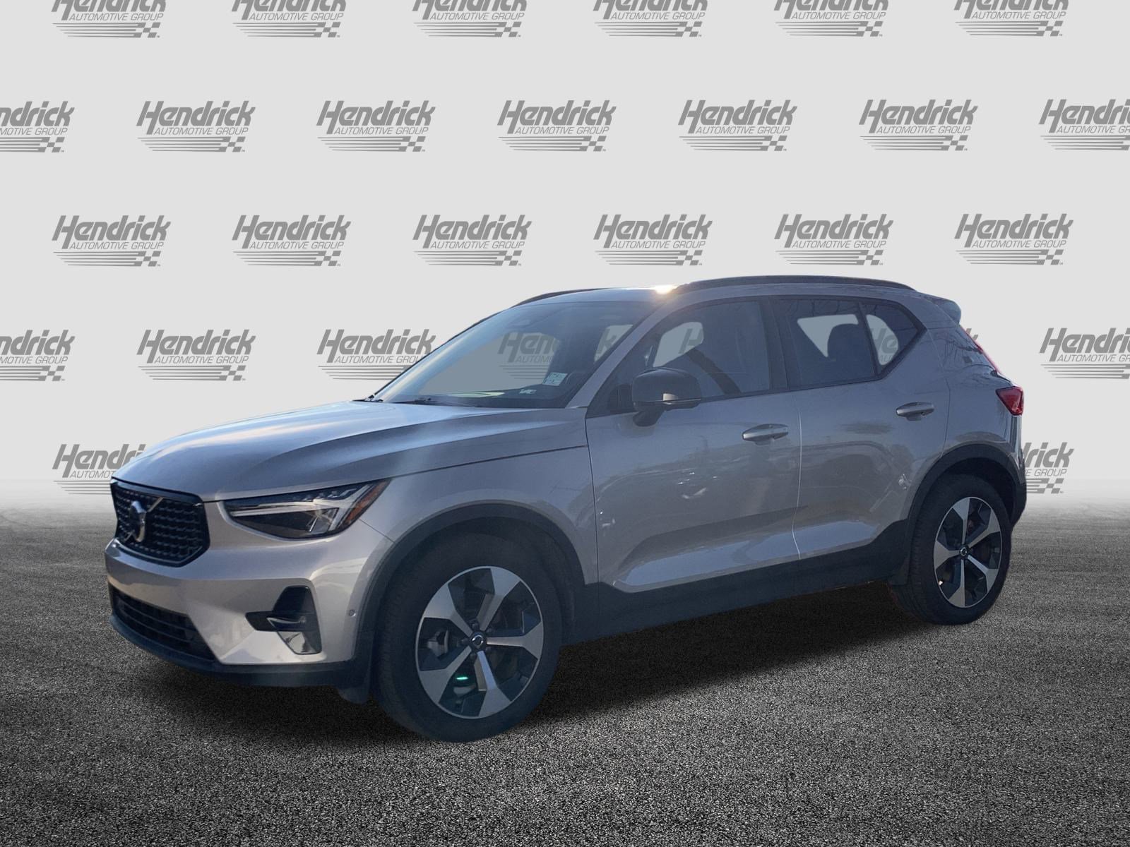 Used 2025 Volvo XC40 B5 Plus image 5