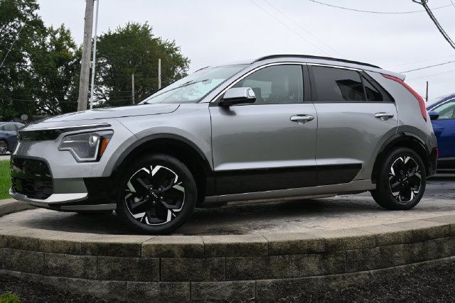 Used 2023 Kia Niro Wind w/ Wind Preserve Package FWD image 1