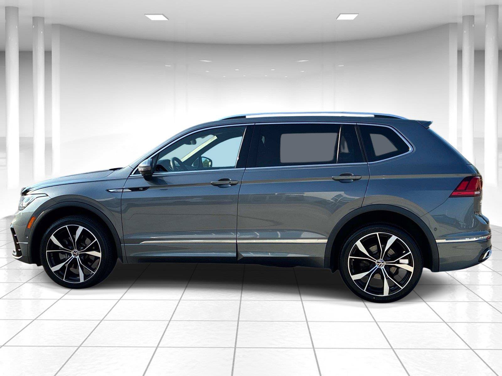 Certified 2024 Volkswagen Tiguan SEL R-Line AWD/4WD image 4