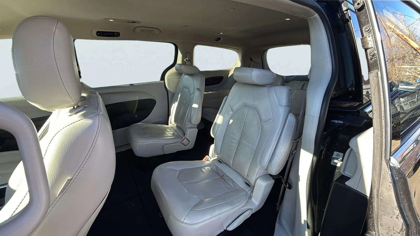 Used 2021 Chrysler Pacifica Touring-L image 14