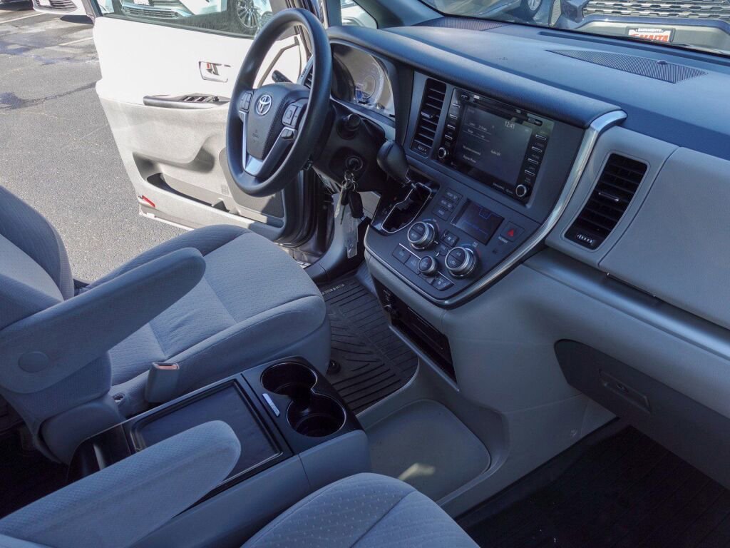 Certified 2018 Toyota Sienna LE image 14