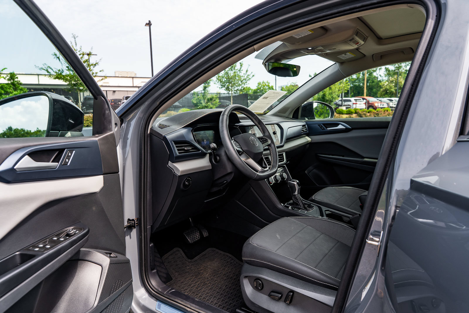Used 2023 Volkswagen Taos SE w/ Panoramic Sunroof Package FWD image 17