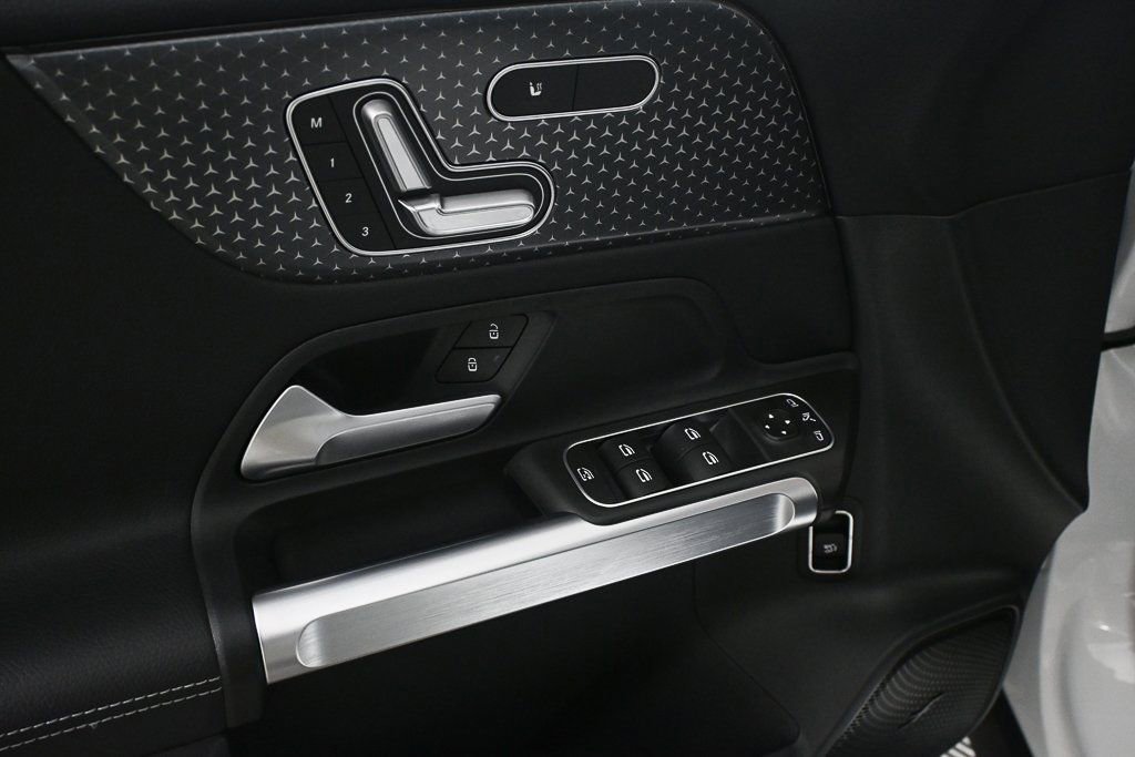 Used 2025 Mercedes-Benz GLB 250 image 7
