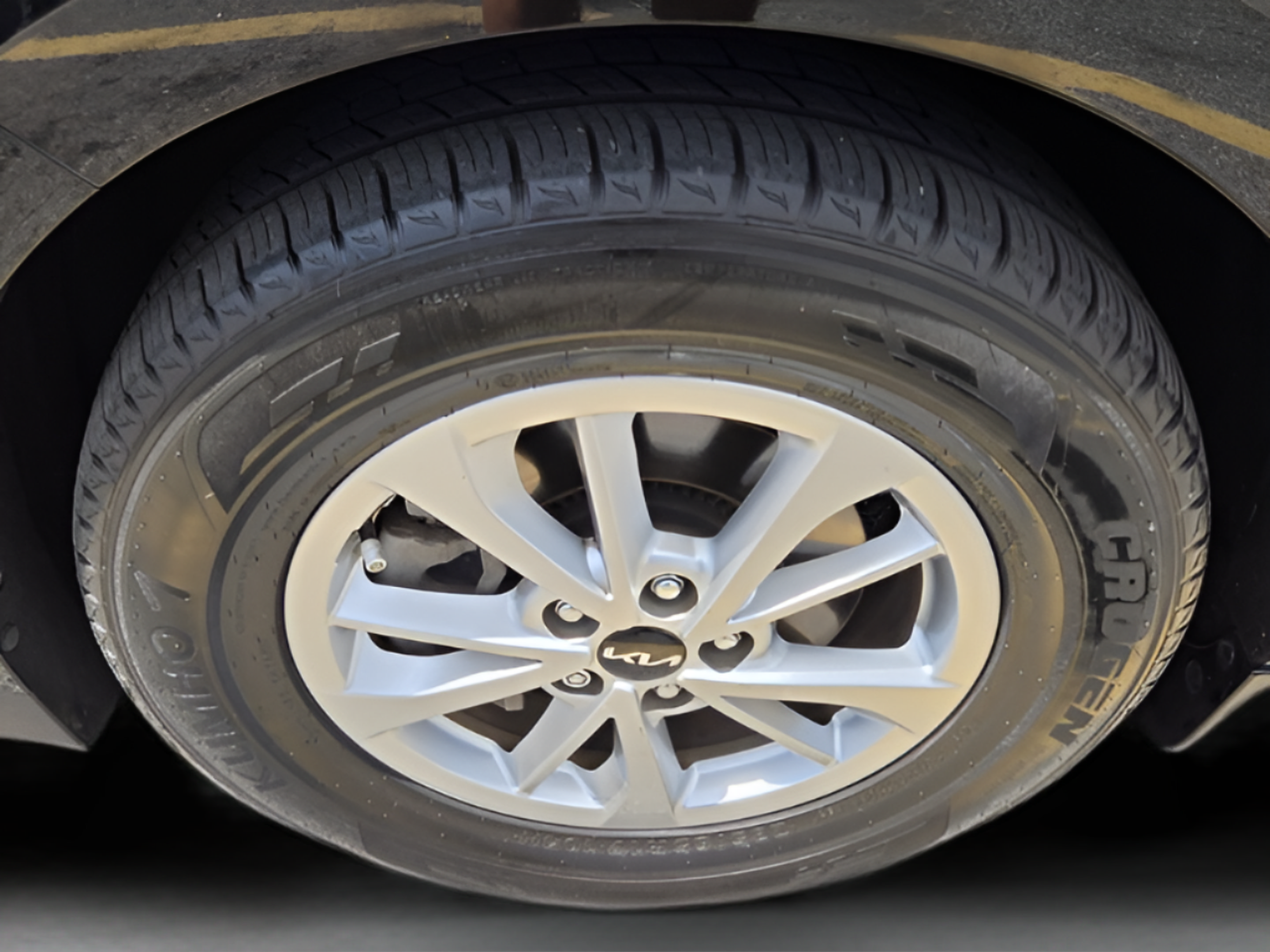 Used 2023 Kia Carnival LX FWD image 29