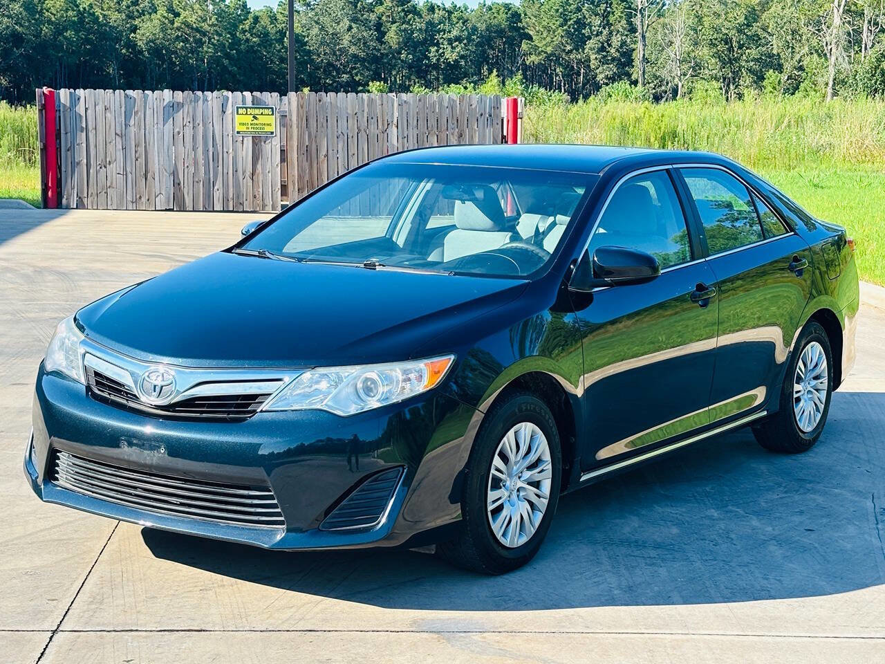 Used 2014 Toyota Camry LE image 1