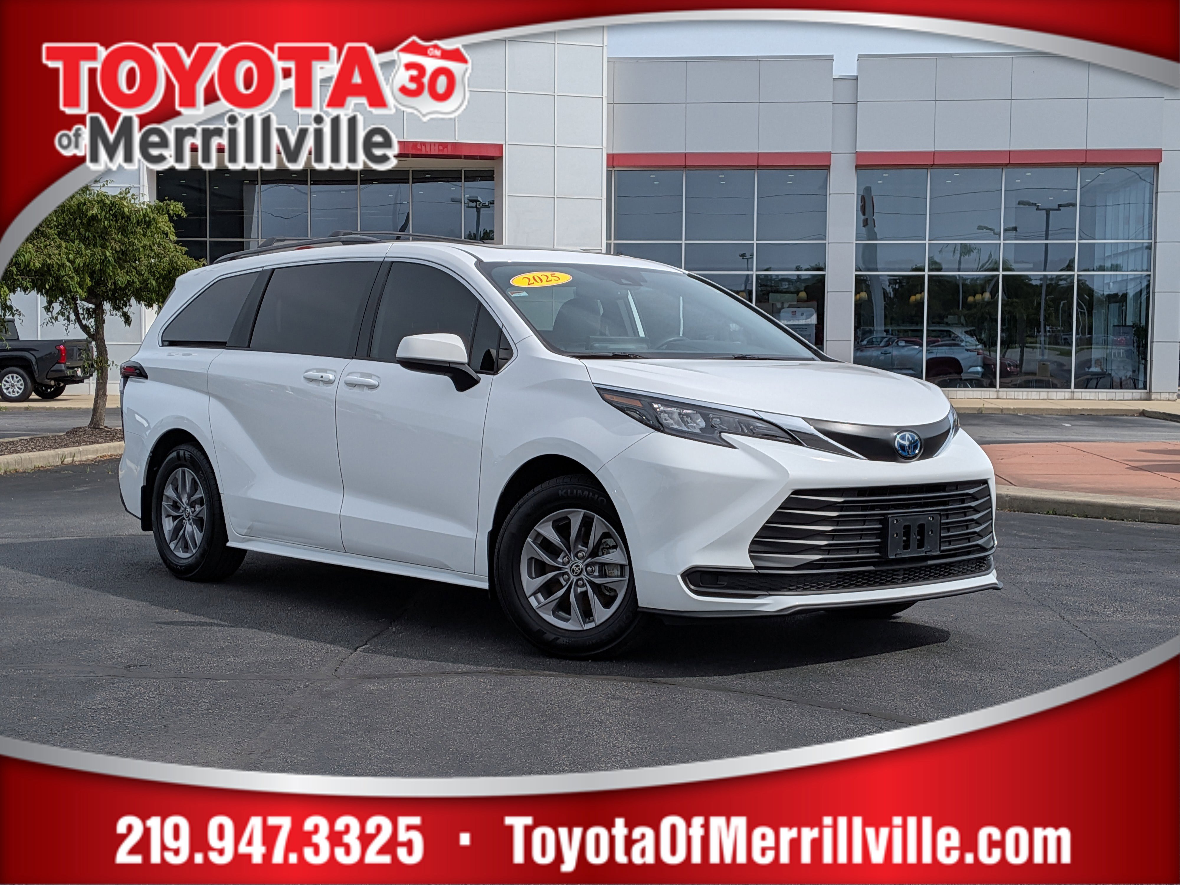 Used 2025 Toyota Sienna LE w/ LE Plus Package AWD/4WD image 1