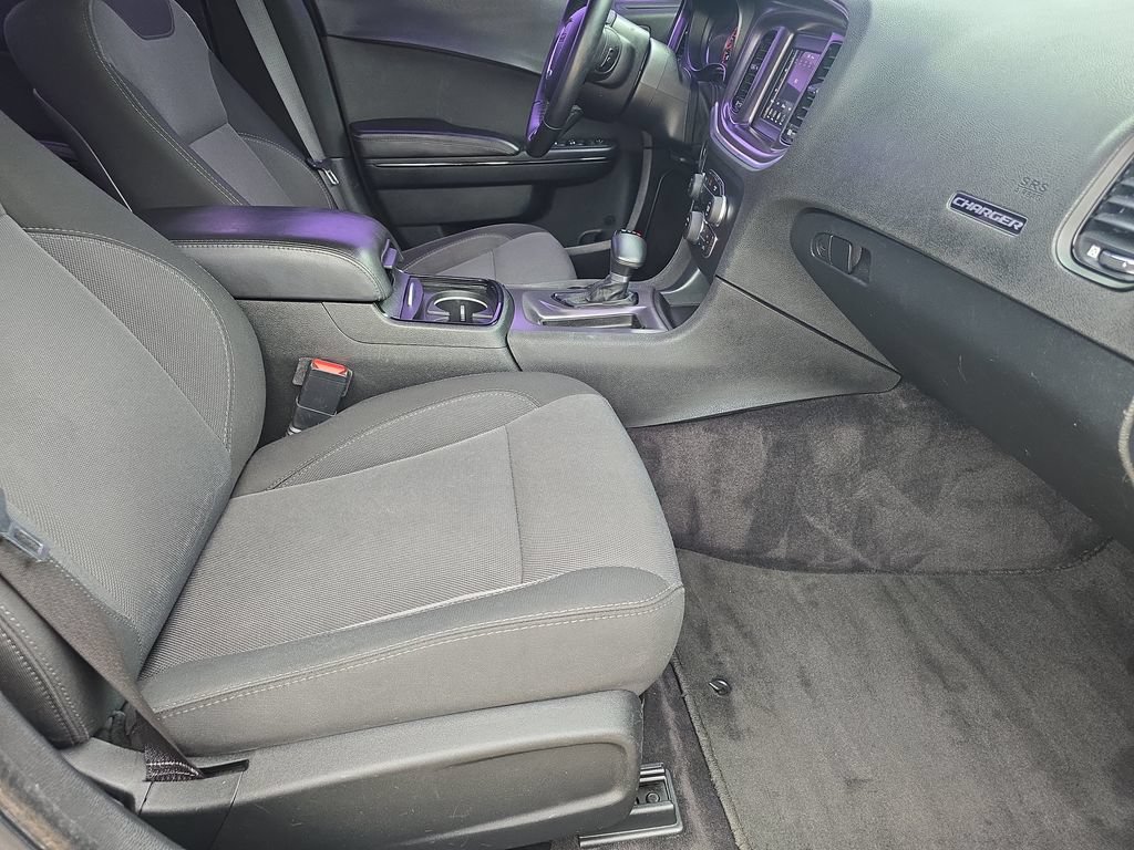 Used 2018 Dodge Charger SXT w/ Blacktop Package RWD image 10