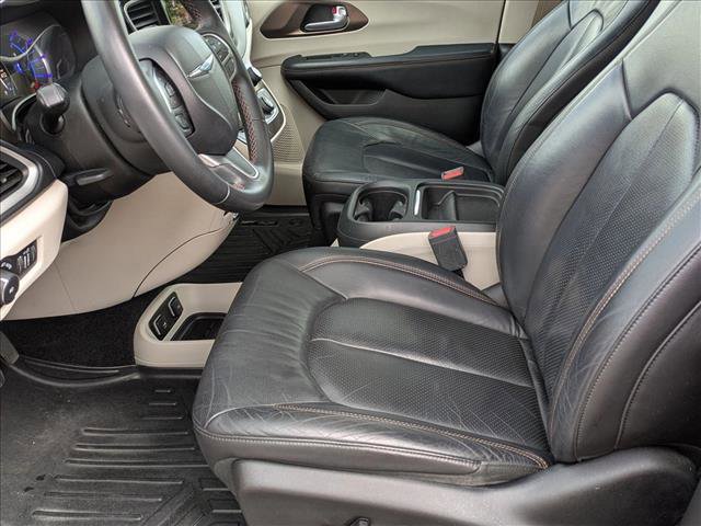 Used 2018 Chrysler Pacifica Touring-L image 15