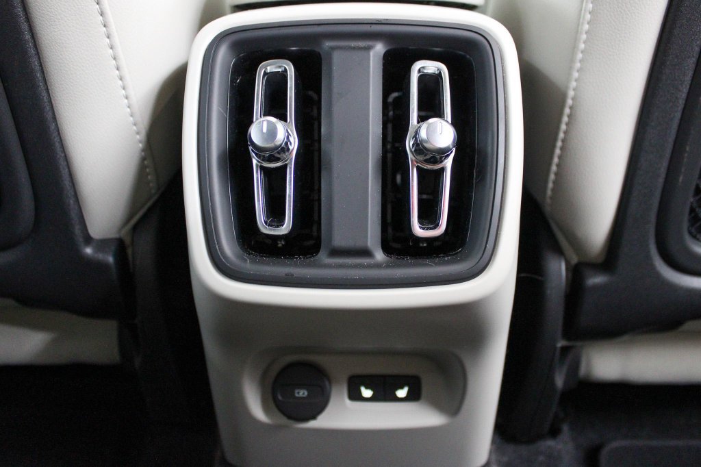 Used 2025 Volvo XC40 B5 Ultra AWD/4WD image 44