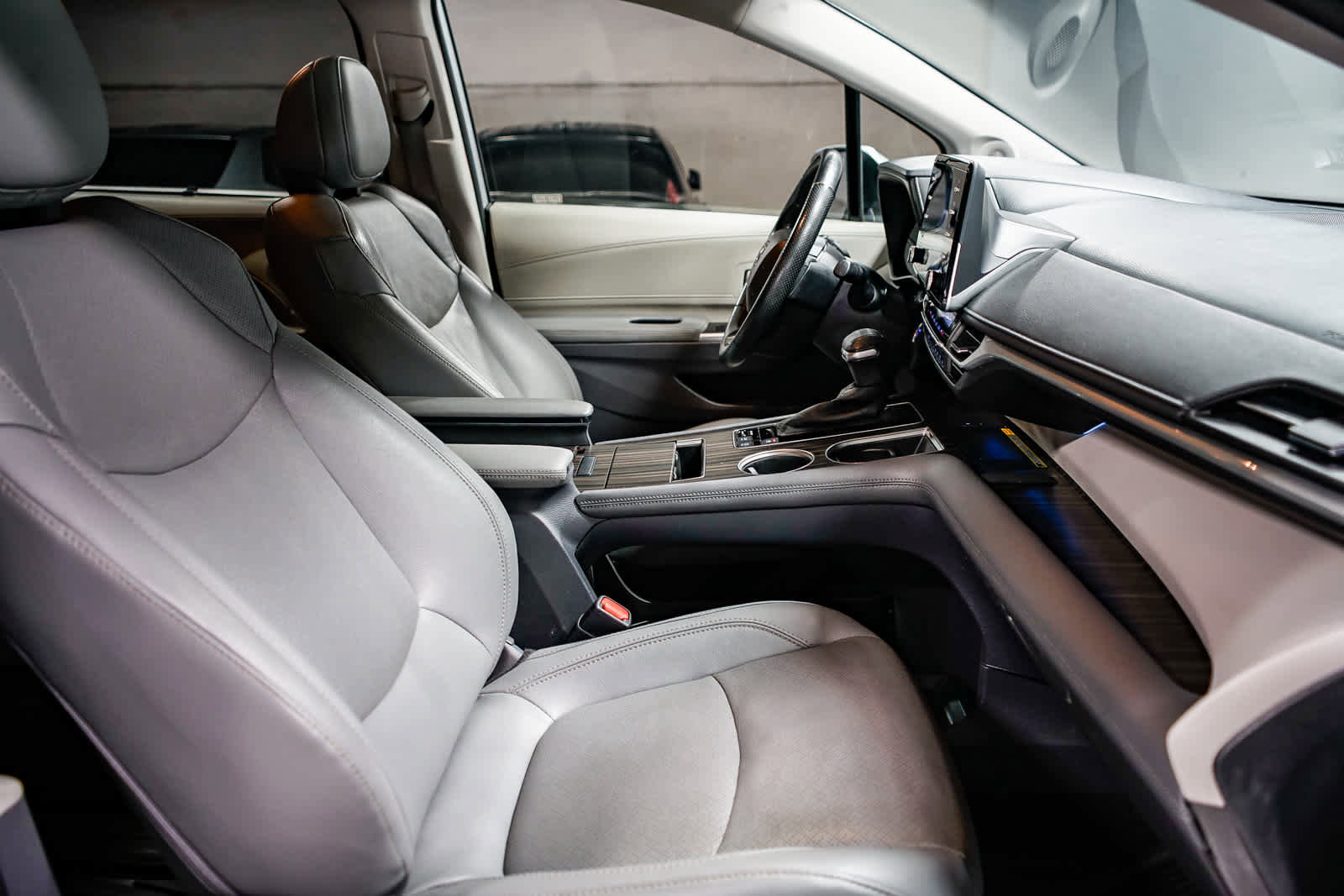 Used 2021 Toyota Sienna Limited image 18