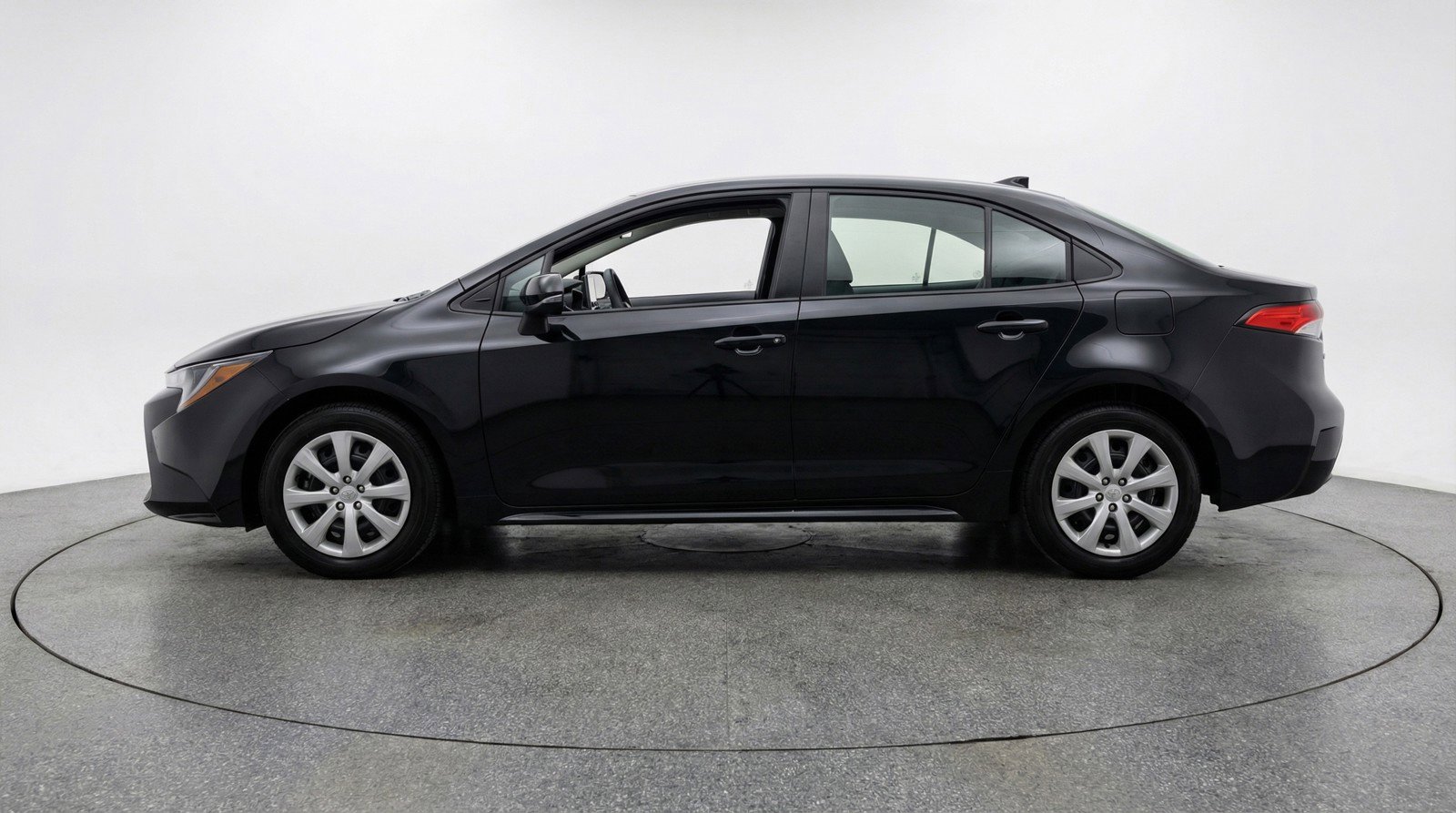 Used 2025 Toyota Corolla LE FWD image 5