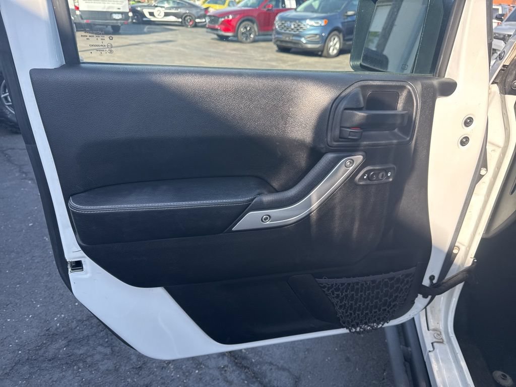Used 2016 Jeep Wrangler Unlimited Rubicon AWD/4WD image 15