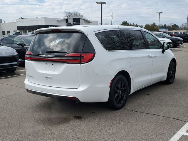 Used 2024 Chrysler Pacifica Touring-L image 4