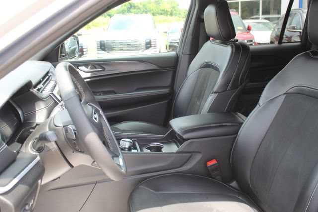 Used 2025 Jeep Grand Cherokee Altitude AWD/4WD image 14