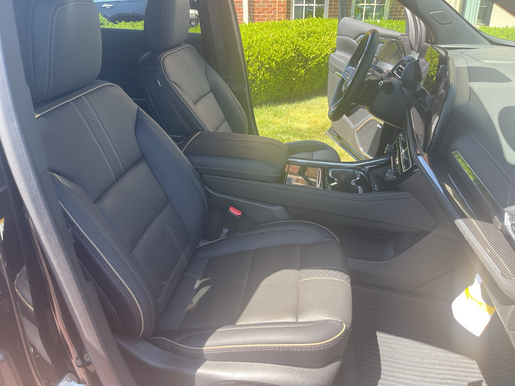 Used 2025 Chevrolet Traverse High Country w/ LPO, Floor Liner Package AWD/4WD image 38