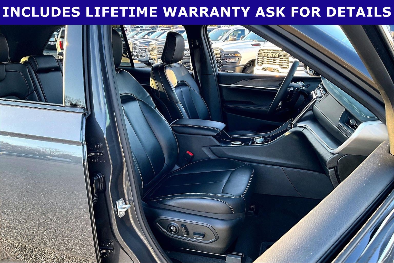 Used 2025 Jeep Grand Cherokee Limited AWD/4WD image 7